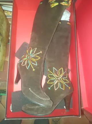 Botas altas mujer marrones bordadas suela de cuero