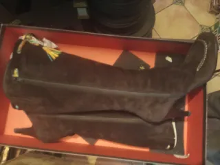 Botas altas mujer marrones bordadas suela de cuero