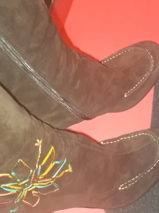 Botas altas mujer marrones bordadas suela de cuero