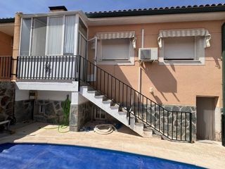 Chalet unifamiliar con piscina