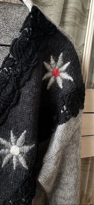 Jersey gris con bordado floral