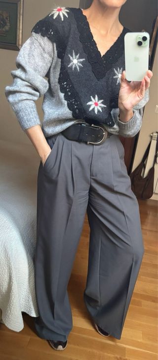 Jersey gris con bordado floral