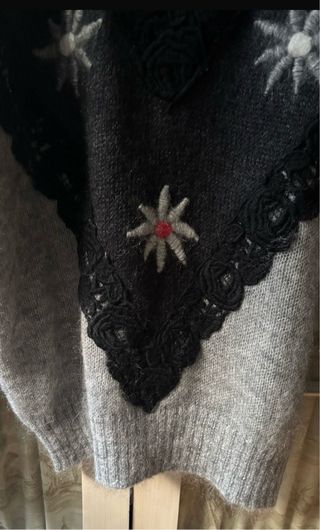 Jersey gris con bordado floral