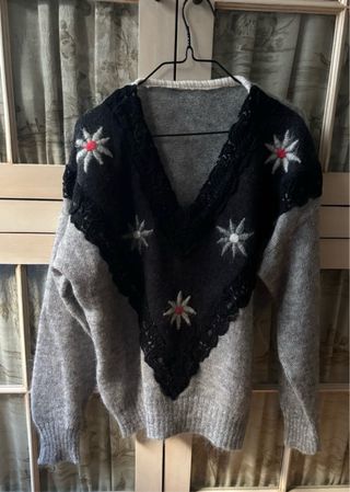 Jersey gris con bordado floral