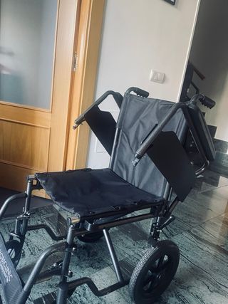 SILLA DE RUEDAS, LIGERA Y PLEGABLE. 40cm.