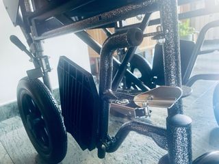 SILLA DE RUEDAS, LIGERA Y PLEGABLE. 40cm.