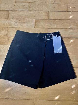 Falda pantalón Bershka negra con cinturón