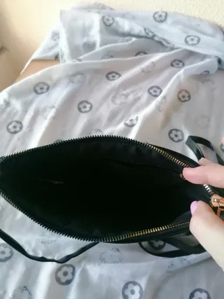 Bolso negro de mano o bandolera con detalle calado