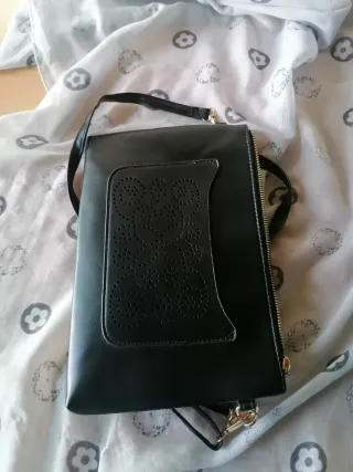 Bolso negro de mano o bandolera con detalle calado