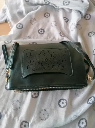 Bolso negro de mano o bandolera con detalle calado