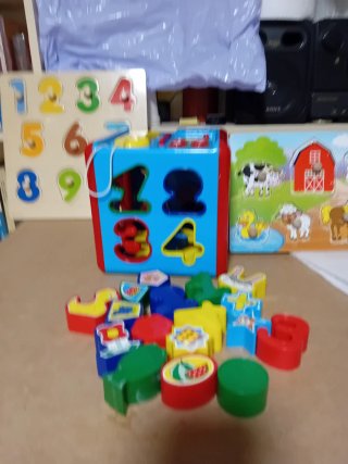 Puzzles de madera y teléfono infantil