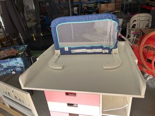 Conjunto infantil:cama,cambiador y mueble.