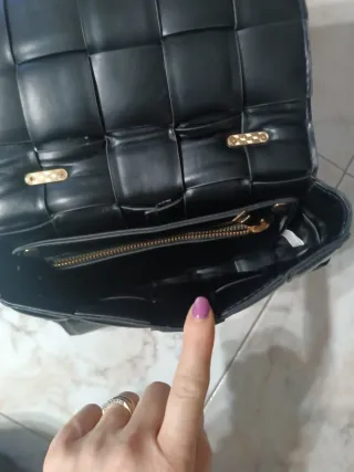 Borsetta nera ecopelle con catena oro