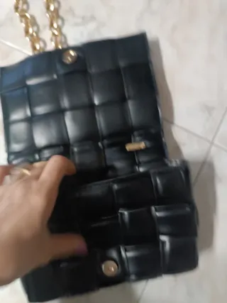 Borsetta nera ecopelle con catena oro