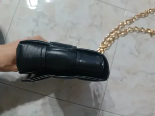 Borsetta nera ecopelle con catena oro