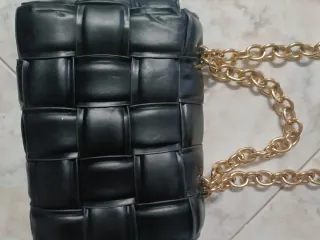 Borsetta nera ecopelle con catena oro