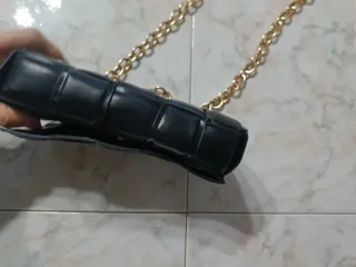 Borsetta nera ecopelle con catena oro