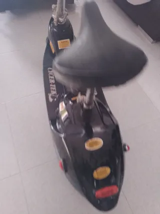 Patinete Eléctrico Vintage negro .