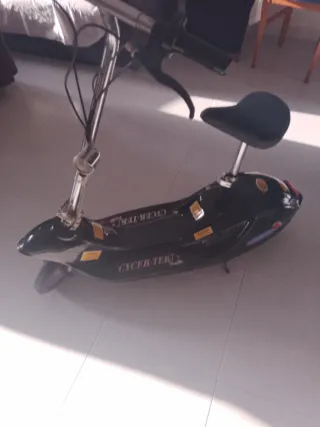 Patinete Eléctrico Vintage negro .