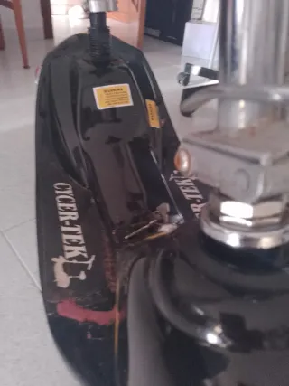 Patinete Eléctrico Vintage negro .