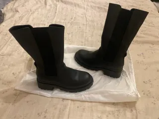 Botas militares negras, puestas una vez para proba
