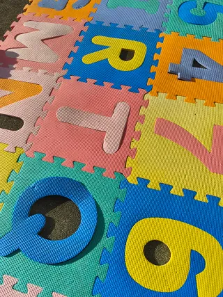 Alfombra puzzle letras y números bebés