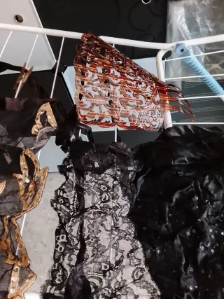 Delantales regionales negros y dorados