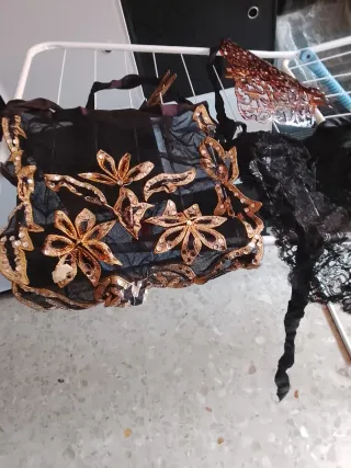 Delantales regionales negros y dorados