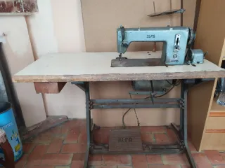 Máquina de coser Alfa antigua