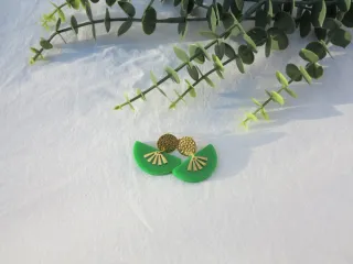 Pendientes artesanales dorados y verdes