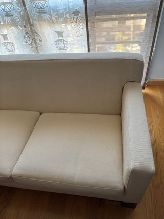 Sofá de tela beige y madera