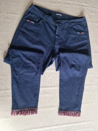Pantalón azul con flecos