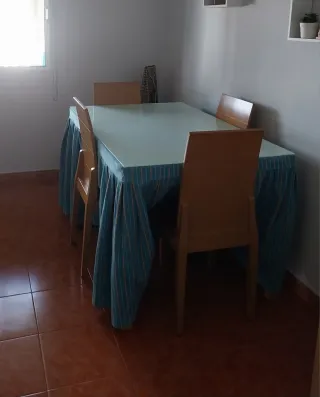 Mesa de salón con cristal,4 sillas y ropa camilla