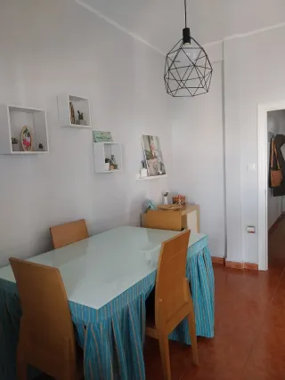 Mesa de salón con cristal,4 sillas y ropa camilla