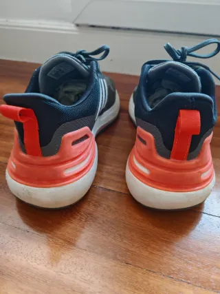 Zapatillas Adidas Grises, blancas y Naranjas