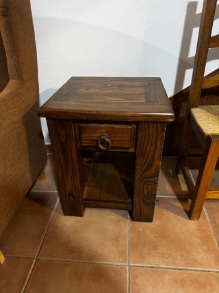 Mesita auxiliar rústica de madera