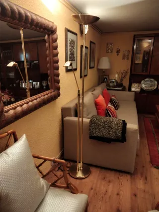 Lámpara de pie dorada