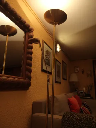 Lámpara de pie dorada