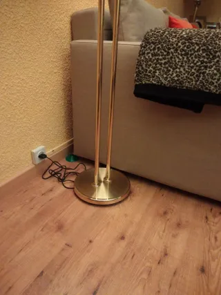 Lámpara de pie dorada