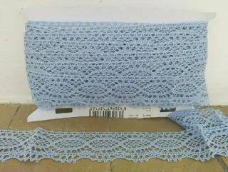 Punta de encaje color celeste