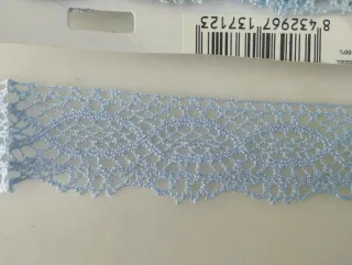 Punta de encaje color celeste