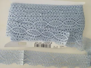 Punta de encaje color celeste