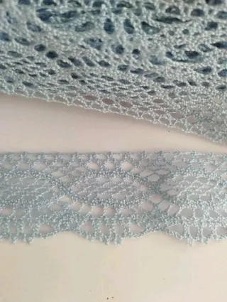 Punta de encaje color celeste