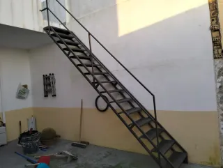 Escalera metálica exterior