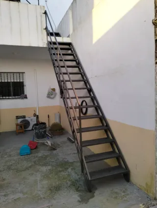 Escalera metálica exterior