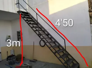 Escalera metálica exterior