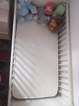 Cuna blanca para bebé y colchón viscolastico