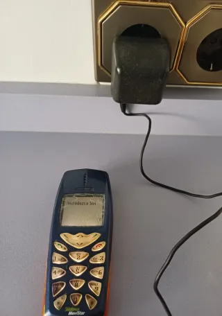 Teléfono Móvil Nokia 3510 con Cargador