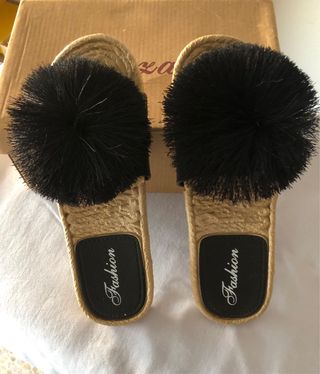 Sandalias chanclas negras con pompón sin estrenar