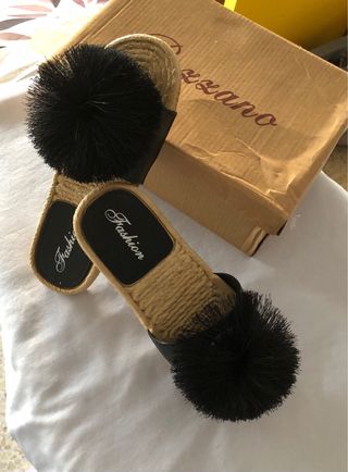Sandalias chanclas negras con pompón sin estrenar